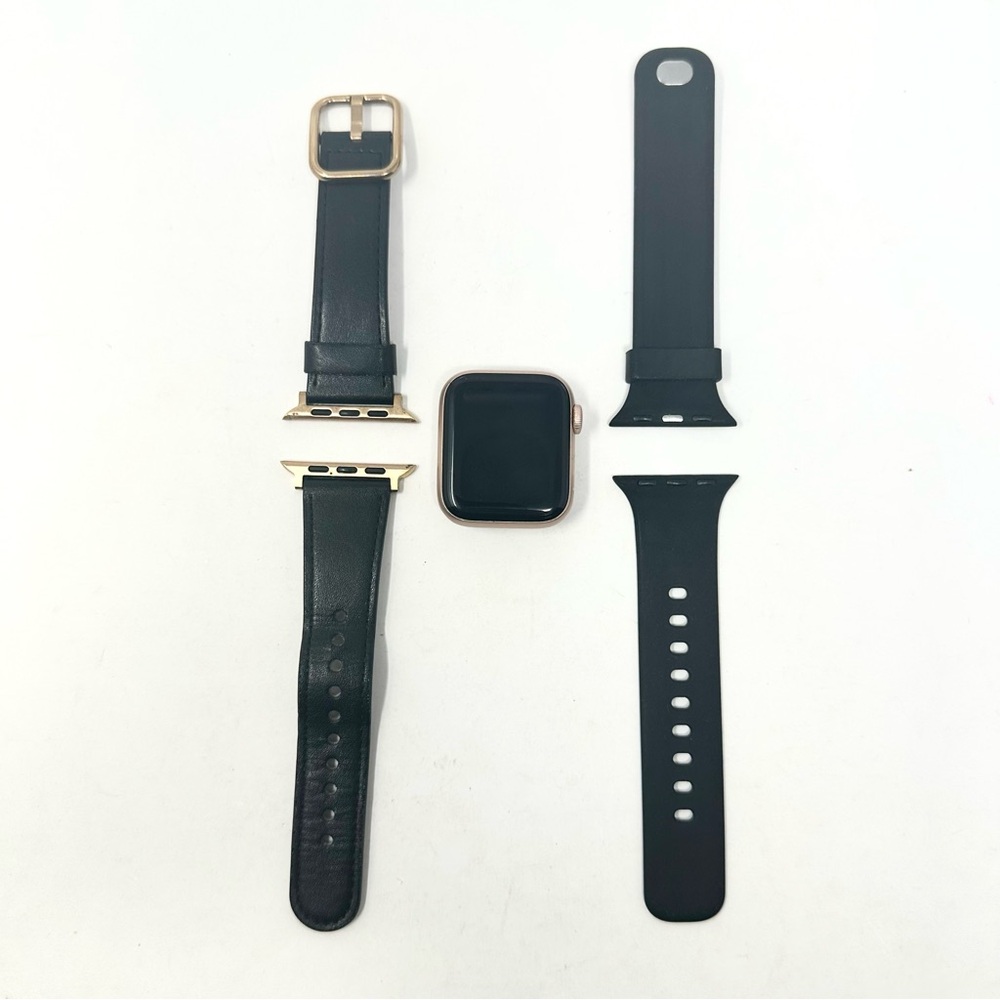 Apple Watch Series 4 - 16GB 40mm Rose Gold Aluminum w 2 Watch bands works great!